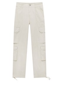Pantalon cargo beige clair avec plusieurs poches à rabat sur les côtés, passants pour ceinture, fermeture à bouton et liens réglables aux ourlets.