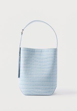 Φωτεινή γαλάζια τσάντα χειρός με υφή κροκόδειλου, μονή ρυθμιζόμενη λουρί ώμου και ελαφρώς στρογγυλεμένο κάτω μέρος σε απλό φόντο.