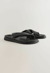 REGULAR FIT - Tagant lahtised kingad - black