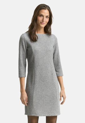 Graues Wollkleid mit dreiviertellangen Ärmeln und rundem Ausschnitt. Verfügt über Seitennaht und ein dezentes strukturiertes Erscheinungsbild.