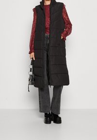 Noisy May Vesta - black