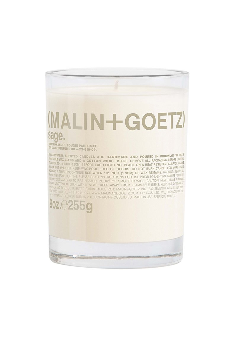 Klarer Glaskerzenbehälter gefüllt mit weißem Wachs. Hellgrauer Text enthält Marken- und Produktinformationen. Baumwolldocht, 9 oz Volumen.