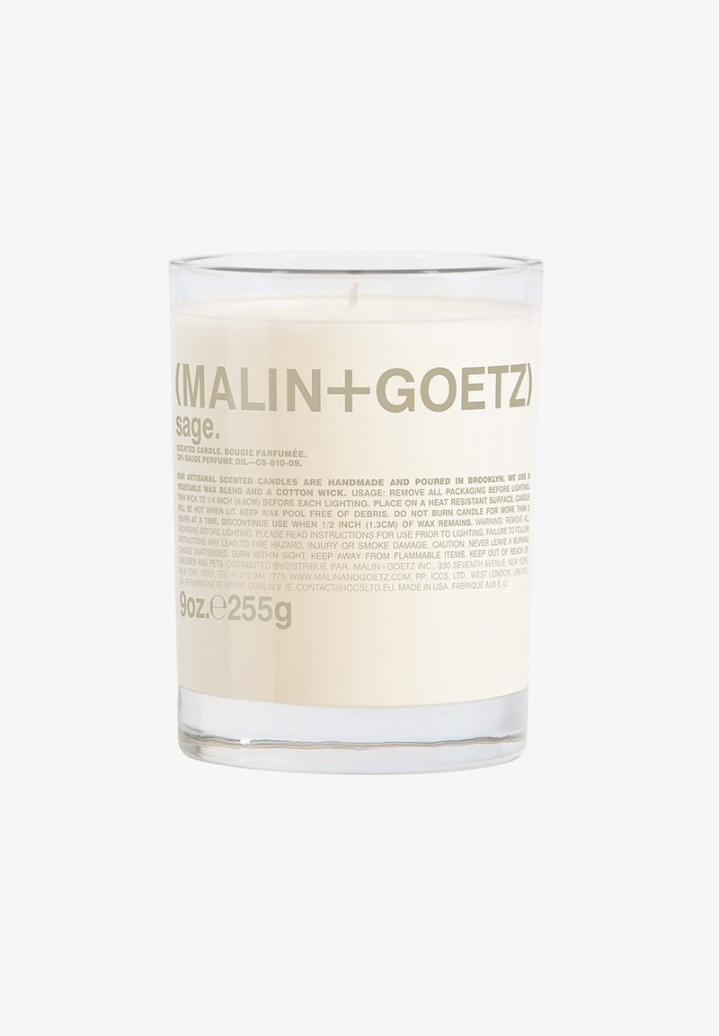 Klarer Glaskerzenbehälter gefüllt mit weißem Wachs. Hellgrauer Text enthält Marken- und Produktinformationen. Baumwolldocht, 9 oz Volumen.
