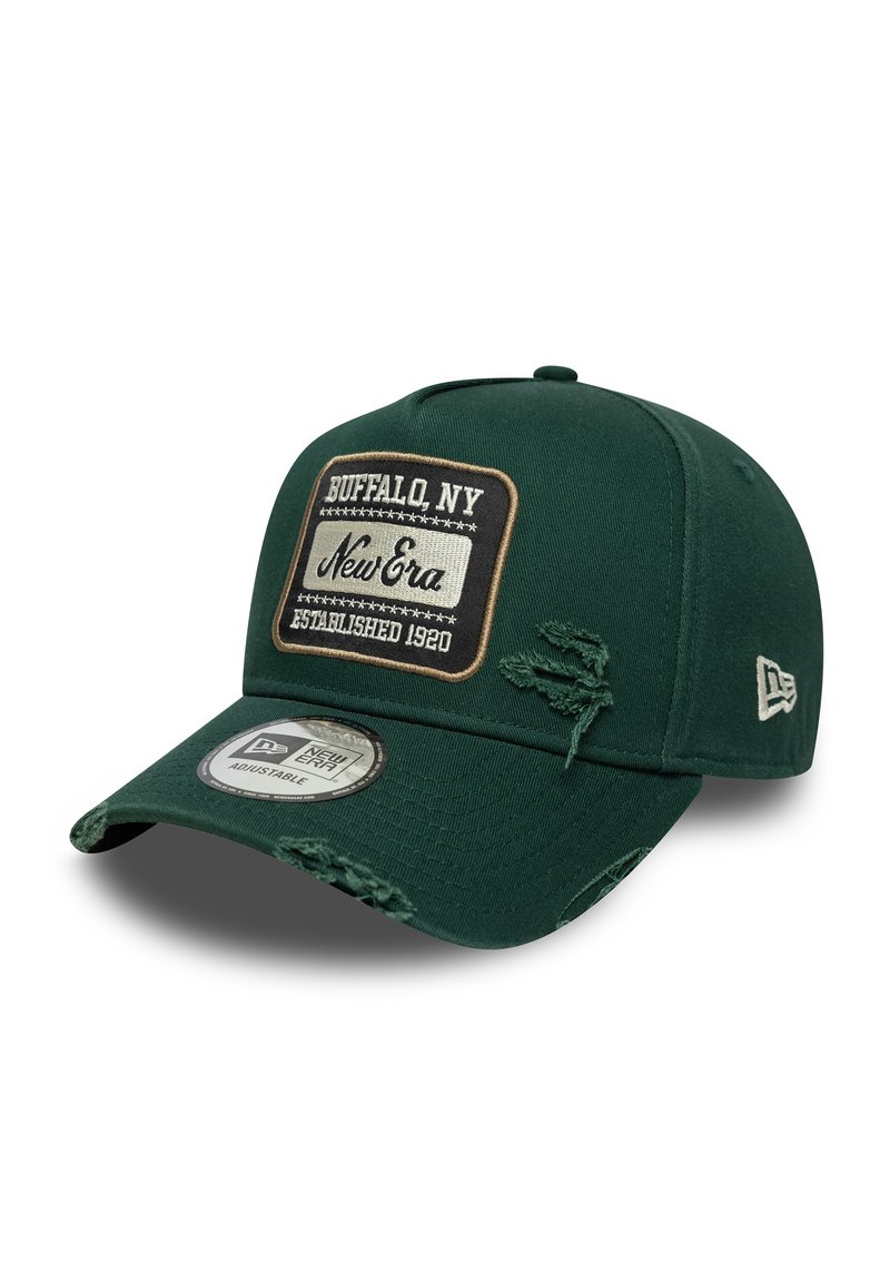 Casquette de baseball verte en tissu, avec un patch rectangulaire portant le texte "Buffalo, NY" et "New Era", bords usés et réglable à l'arrière.