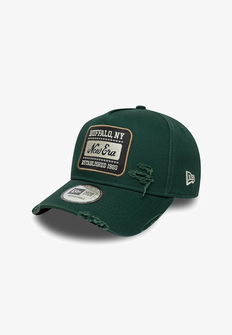Casquette de baseball verte en tissu, avec un patch rectangulaire portant le texte "Buffalo, NY" et "New Era", bords usés et réglable à l'arrière.