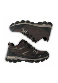 Paire de chaussures de randonnée imperméables marron foncé et noires avec semelles épaisses à crampons et fermeture à lacets sur fond blanc.