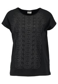 Mustassa lyhythihaisessa t-paidassa on monimutkainen sävykkäässä brodeerauksessa keskeinen pystysuora malli, pyöreä pääntie ja rento istuvuus.