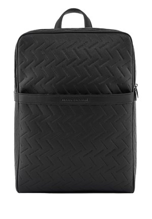 Zaino nero Armani Exchange con motivo diagonale in rilievo, maniglia superiore, cerniera frontale e logo del marchio al centro.