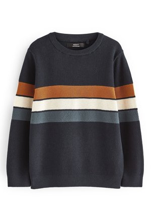 Marineblauer gestrickter Pullover mit orange, weißen und grauen horizontalen Streifen über Brust und Armen, Rundhalsausschnitt und langen Ärmeln.