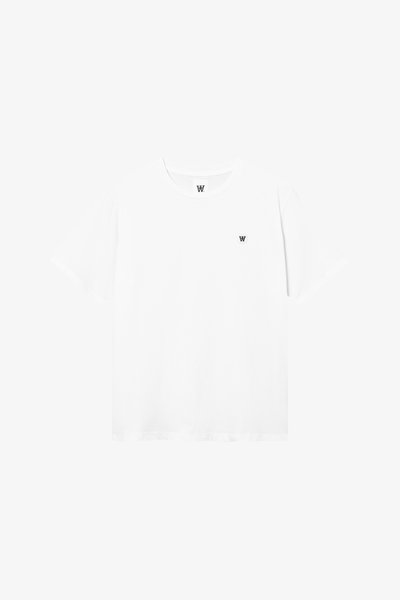 Witte T-shirt met korte mouwen en ronde hals, met een klein rond logo dat een zwarte "W" toont op de linkerkant van de borst.