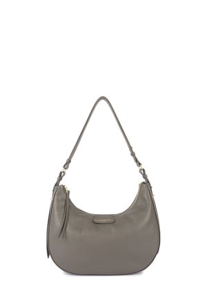Borsa a tracolla in pelle grigia con forma curva, manico singolo, hardware dorato e un compartimento con zip. Presenta un accento con pon pon.