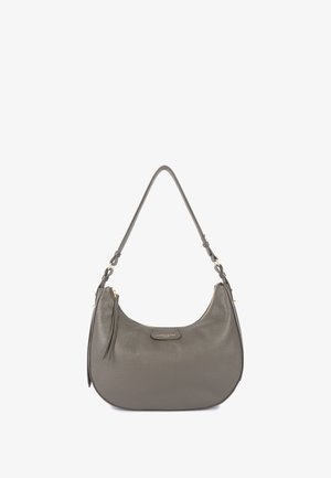 Borsa a tracolla in pelle grigia con forma curva, manico singolo, hardware dorato e un compartimento con zip. Presenta un accento con pon pon.