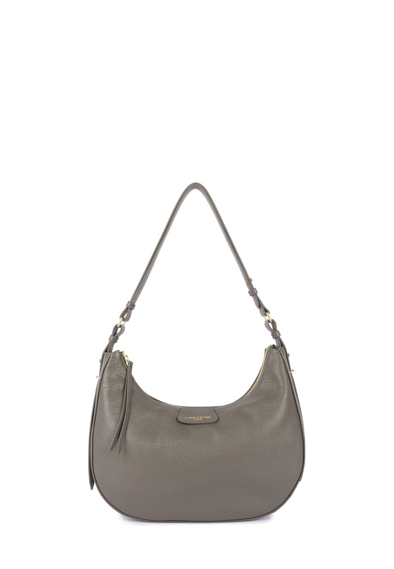 Sac à main en cuir gris avec une forme courbe, une seule sangle, quincaillerie dorée et un compartiment zippé. Il présente un accent de pompon.