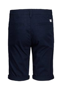 Shorts pour hommes bleu marine avec ourlets retroussés, deux poches passepoilées à l'arrière, passants pour ceinture et une petite étiquette de marque blanche sur le côté droit.