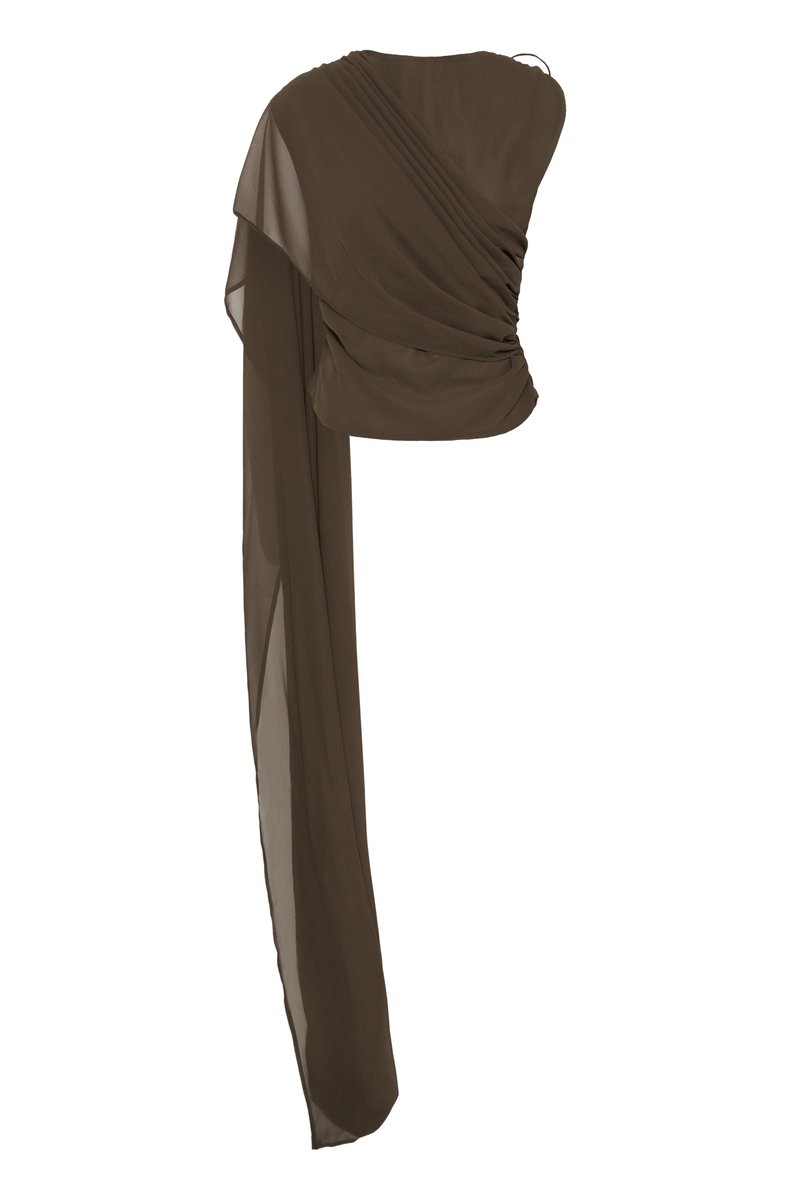 Haut asymétrique marron foncé à une épaule avec détails froncés et longue manche fluide en chiffon sur un côté.