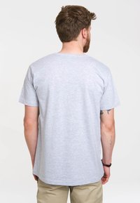 Graues T-Shirt mit kurzen Ärmeln und runder Ausschnitt, aus weichem Stoff, mit gerader Schnittführung und leicht verlängertem Rückenteil.