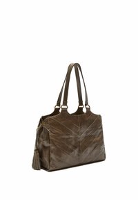 Borsa tote marrone con motivo a chevron, doppi manici e nappina decorativa. Realizzata in materiale sintetico, con dettagli dorati.