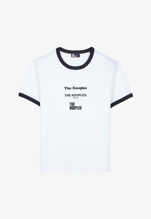 Weißes T-Shirt mit schwarzem, geripptem Rundhalsausschnitt und Ärmeln. Auf der Vorderseite befinden sich mehrere schwarz gedruckte Logos von "The Kooples" in unterschiedlichen Größen.