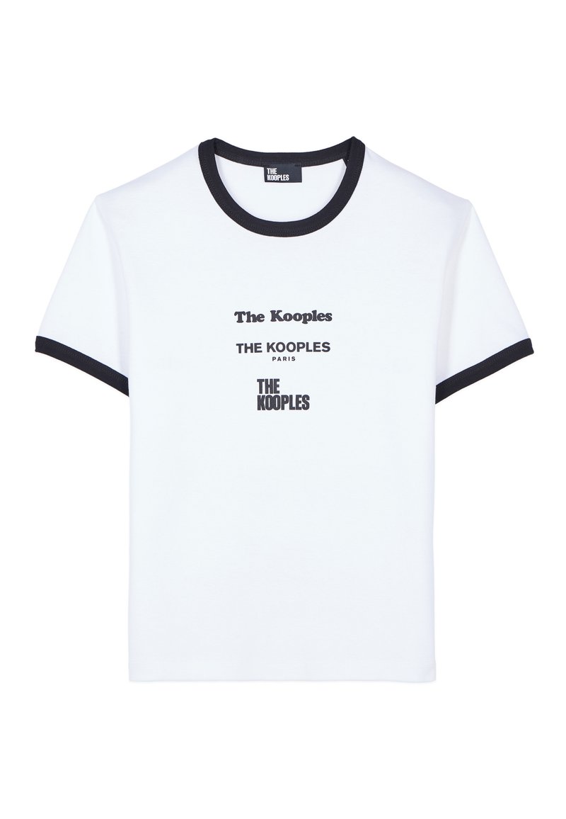 Weißes T-Shirt mit schwarzem, geripptem Rundhalsausschnitt und Ärmeln. Auf der Vorderseite befinden sich mehrere schwarz gedruckte Logos von "The Kooples" in unterschiedlichen Größen.