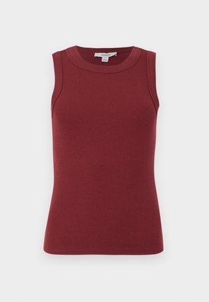 Ærmeløs, ribstrikket tanktop i mørkerød med rund halsudskæring og tætsiddende silhuet.