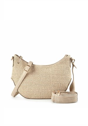 Bolso bandolera tejido beige con correa de cuero ajustable y correa de hombro tejida a juego separada enrollada a su lado sobre fondo blanco.