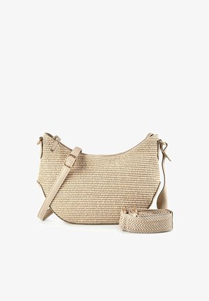 Sac bandoulière beige tissé avec une sangle en cuir ajustable et une sangle d'épaule tissée assortie séparée enroulée à côté sur fond blanc.