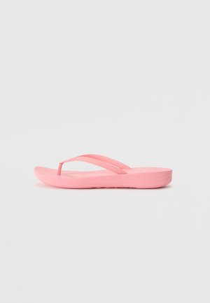 Roze flip-flop, gemaakt van rubber. Heeft een dunne teenband en banden, een gevormde zool en een gestructureerde voetbed voor grip. Lichtgewicht ontwerp.