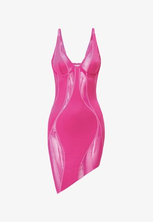 Fitted pink kjole med gennemsigtige paneler, V-hals og justerbare stropper, med en asymmetrisk kant og glat tekstur.