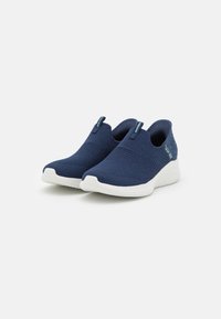 Marine slip-on schoenen met een gestructureerde gebreide bovenkant, witte rubberen zool en een trekband achteraan voor gemakkelijk aan- en uittrekken. Lichtgewicht en flexibele ontwerp.