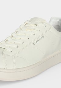 Λευκό sneaker Björn Borg με κορδόνια και ορατή ραφή σε ανοιχτό φόντο.