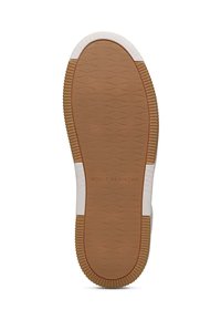 Suola della sneaker, gomma marrone chiaro con motivo testurizzato, dettaglio bianco sul bordo e marchio "VOILE BLANCHE" in rilievo vicino al tallone.