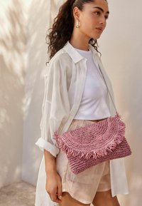 Next FABRICATION FRINGE  - Pikkulaukku - pink