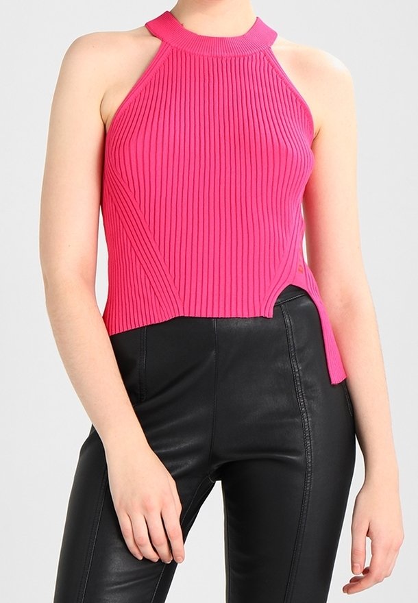 Růžový žebrovaný halter top s přiléhavým střihem, který má boční rozparek a bezrukávový styl, v kombinaci s černými koženými kalhotami.