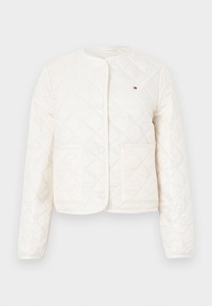 Λευκό καπιτ ονέ μπουφάν με στρογγυλή λαιμόκοψη, κλείσιμο με κουμπιά πατιλέτα, δύο εμπρόσθιες τσέπες και μικρή διακοσμητική λογότυπο στο αριστερό στήθος. Απαλή υφή.