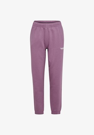 Fioletowe spodnie dresowe z elastycznym pasem i ściągaczami na nogawkach; posiadają małe białe logo po lewej stronie. Miękka faktura materiału.