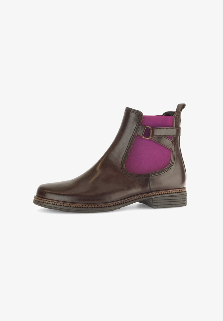 Braune Leder-Ankle Boots mit lila elastischen Seitenpartien, abgerundeter Zehenpartie, dekorativem Riemen und strukturiertem braunem Außensohl.
