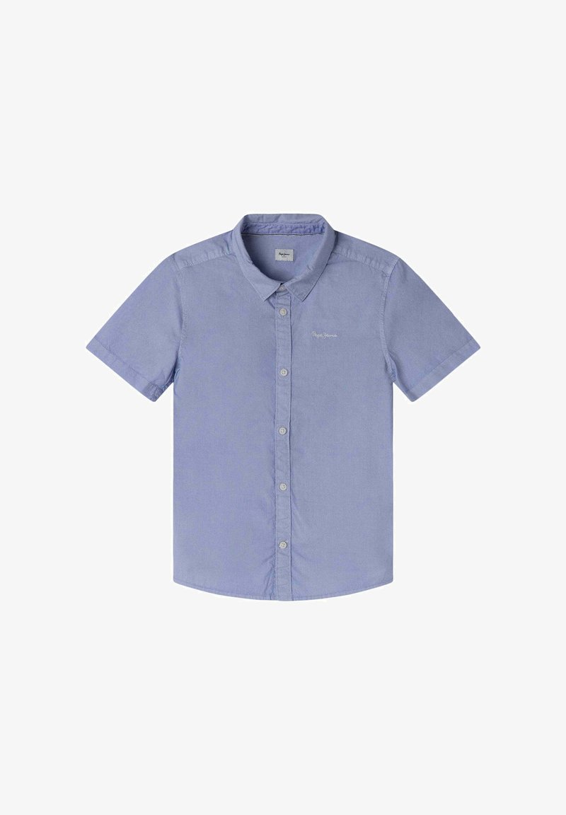 Šviesiai mėlynas trumpomis rankovėmis marškinėliai, pagaminti iš medvilnės. Su apykakle, priekiniais mygtukais ir subtiliu logotipo siuvinėjimu ant krūtinės.