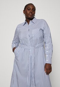 Persona by Marina Rinaldi VALLO - Abito a camicia - white/blue