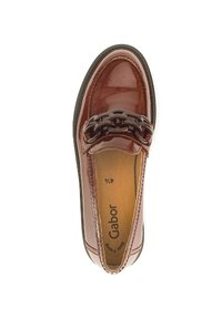 Brauner Lacklederschuh mit runder Zehenpartie, Kettenakzent über dem Rist und gepolstertem Fußbett. Gummisohle für Grip und Stabilität.