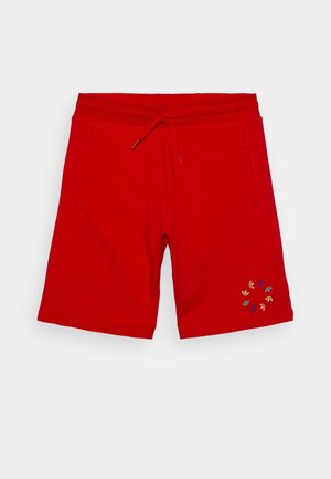 Røde knælange shorts med snøre i taljen, sidelommer og et lille flerfarvet rundt bladmønster på det nederste venstre ben.