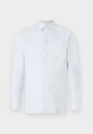 Camisa de manga longa azul clara confeccionada em algodão, com colarinho abotoado, parte frontal com botões e um acabamento liso e texturizado.