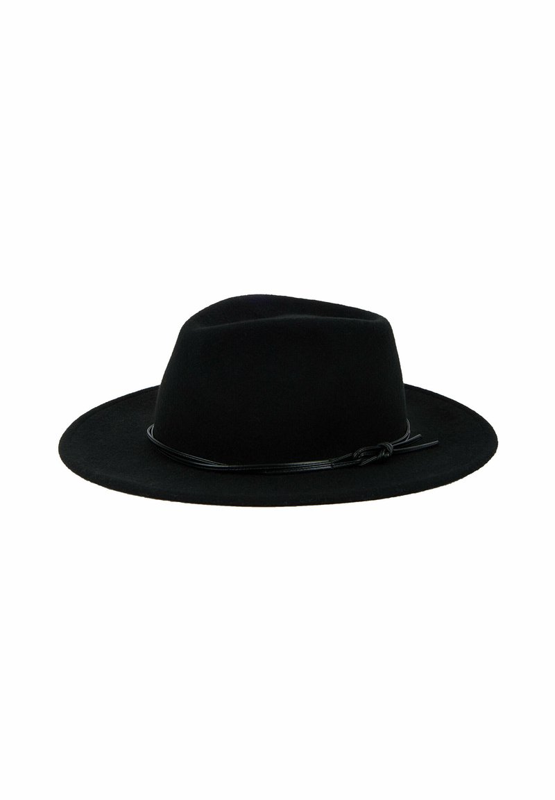 Cappello fedora in lana nera con una larga tesa e una sottile fascia in pelle nera. La forma è classica e strutturata, che enfatizza un design pulito.