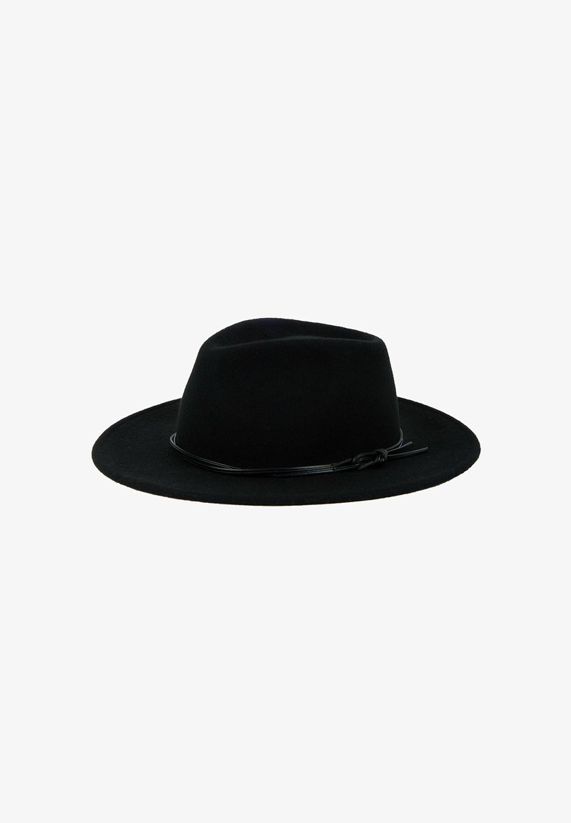 Cappello fedora in lana nera con una larga tesa e una sottile fascia in pelle nera. La forma è classica e strutturata, che enfatizza un design pulito.