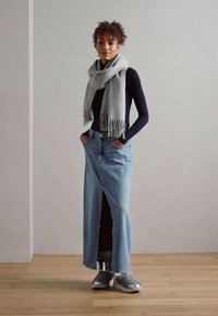Anna Field Halsduk - grey