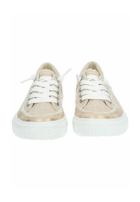 Beżowe sneakersy z białymi sznurówkami, teksturowana górna część z tkaniny, metaliczne akcenty i gumowa podeszwa z widocznymi poziomymi rowkami.