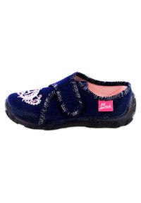 Marineblauwe slipper met textiele bovenkant, klittenbandsluiting, geborduurd ontwerp en roze textiele voering. Rubberen zool met textuur voor grip.