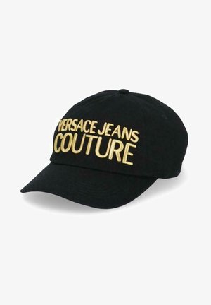 Casquette en coton noire avec du texte brodé en or "VERSACE JEANS COUTURE" à l'avant, avec une visière incurvée et une sangle arrière réglable.