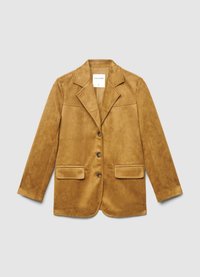 Blazer en suède marron avec un col cranté, fermeture à double bouton, deux poches frontales et des détails de couture subtils aux épaules.
