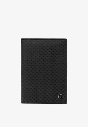 Cartera de cuero negro perforado con bordes cosidos y un pequeño logotipo metálico "CR" en la esquina inferior derecha, mostrada cerrada sobre un fondo blanco.