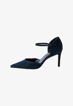 Granatowe zamszowe szpilki z ostrym noskiem i paskiem na kostce, charakteryzujące się eleganckim designem i gładką teksturą.